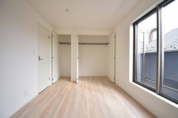 洋室はモダンなデザインと機能性を備え、快適な生活空間に。明るい窓から差し込む自然光が広々とした空間をさらに明るく開放的に感じさせます。