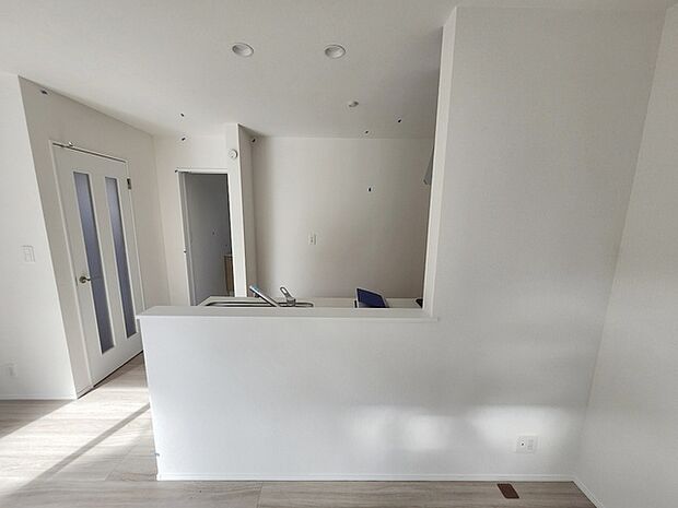 カウンターキッチンならではの開放的な見通し、全体が見渡せることでご家族の団欒スペースもより明るく笑顔が溢れる空間となります。 