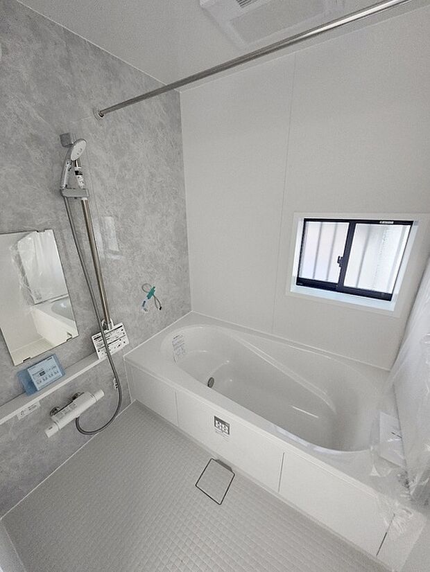 一日の疲れを癒してくれるゆったりとしたバスルームです。 