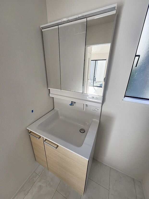 三面鏡に洗面台。 コンセントに照明機能、多機能性を備えた設備です。  