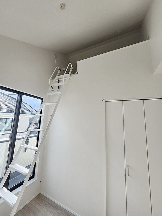 大きな屋根裏部屋はなんだかワクワクしてしまうスペース。趣味の空間や子供のワークスペース、季節物の収納など色々な用途に利用できそうな予感。 