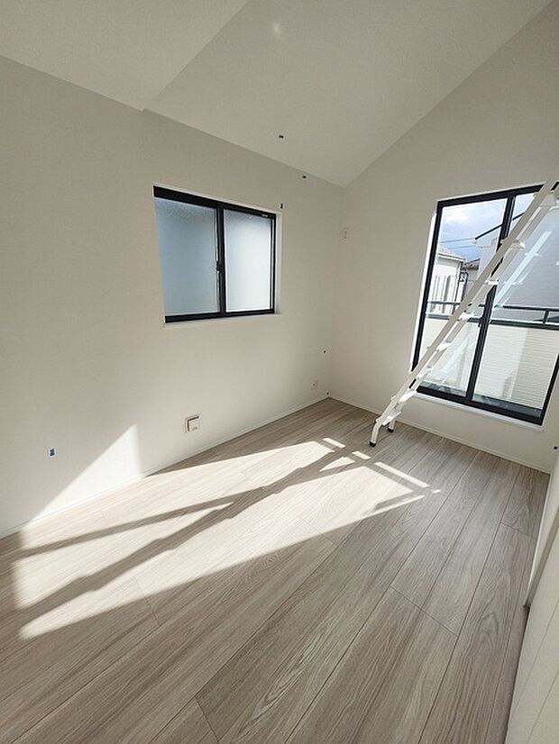 吹抜けの空間を意識した開放感のある間取り。そして上部にロフトを配置。スタイリッシュかつ収納も豊富で長く機能的に住める家を目指して。 