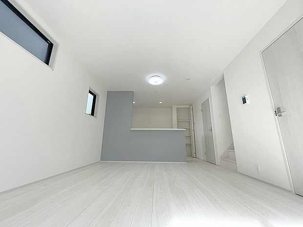 家族が食事するダイニングスペースをキッチンから見渡せる設計に。お料理をしながら家族とのコミュニケーションが増えそうな予感。