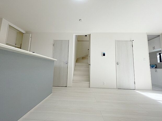 家族の集まるリビングは気持ちの良い自然光が差し込む団欒空間。室内のご見学予約も随時、受付中ですのでお気軽にお問合せください。 