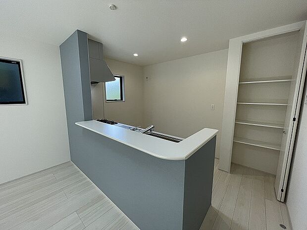 カウンターキッチンならではの開放的な見通し、全体が見渡せることでご家族の団欒スペースもより明るく笑顔が溢れる空間となります。