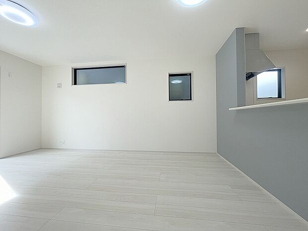 家族みんなが集まるリビング。広さを重視した家族全員が集まれるリビングは、住む上で大事な空間になります。