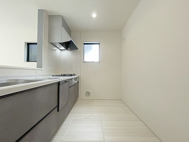 キッチンコンロスペースの近くには、空気の入れ替えが可能な開口部を設置!! お料理をする際には、換気扇を回しながら匂いが籠らない様に開放してお料理もお楽しみ頂けます。