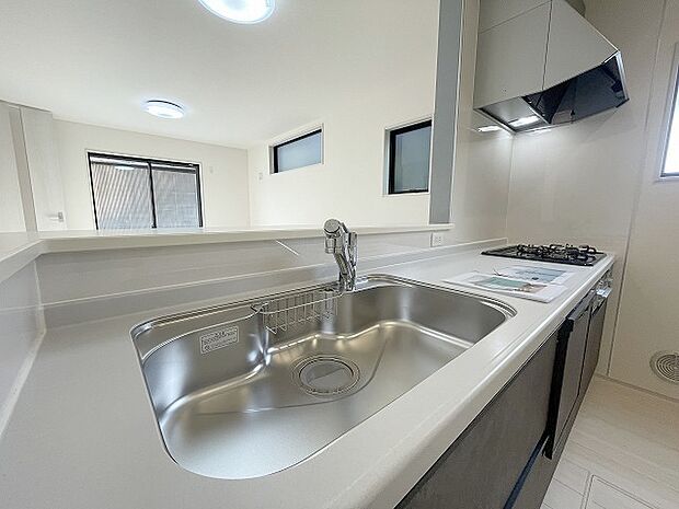 お料理をしながらリビングの家族やゲストとの会話が楽しめるカウンタータイプのキッチン。毎日のお料理を楽しく快適に。