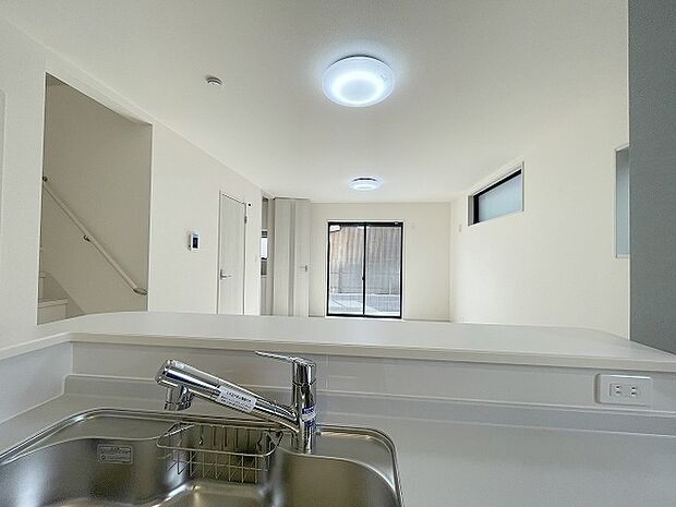 カウンターキッチンならではの開放的な見通し、全体が見渡せることでご家族の団欒スペースもより明るく笑顔が溢れる空間となります。