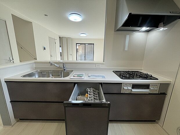 毎日の家事をサポートしてくれる食洗器も標準に装備。ちょっと嬉しい設備です