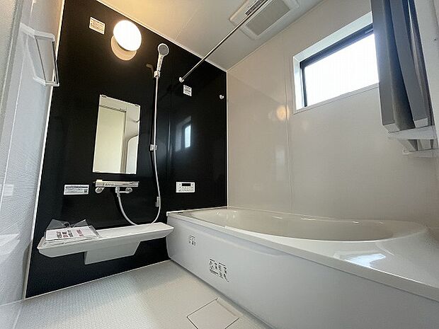 一日の疲れを癒してくれるゆったりとしたバスルームです。