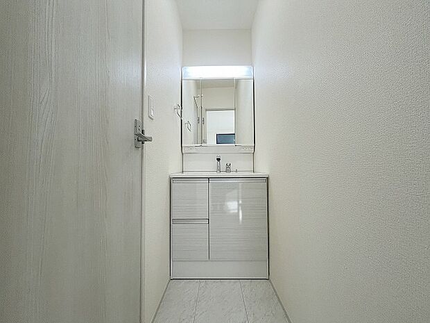 三面鏡に洗面台。 コンセントに照明機能、多機能性を備えた設備です。  