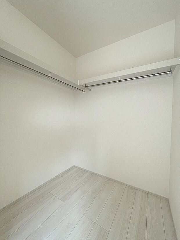 収納スペースがたっぷりと確保されたこの物件では、生活をより快適に送ることができます。