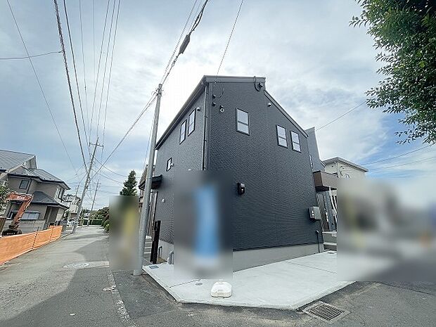 周辺の街並みの中で適度な主張、生活に溶け込むシンプルなデザインの外観が魅力の一戸建です。 