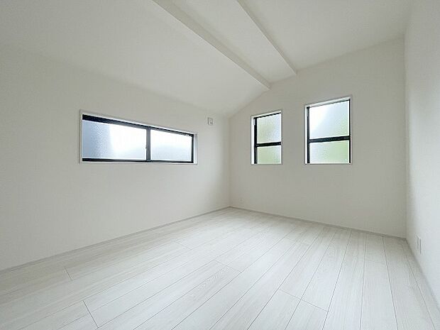 勾配天井の2階のお部屋。この勾配の角度がお洒落な雰囲気を感じさせてくれます。