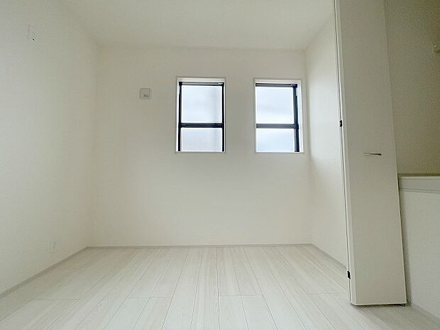 スマートなデザインと賢い収納が生活を快適にします。広々とした雰囲気を演出する工夫が施され、生活空間の魅力を引き出します。