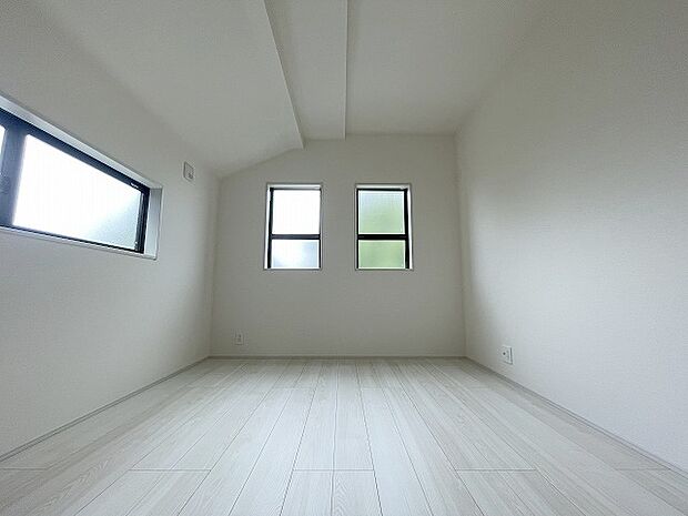 スタイリッシュなデザインと快適な居住性を兼ね備えた洋室。広々とした空間は、自分らしいインテリアを楽しむことができるほか、リラックスした時間を過ごすことができそうです。 