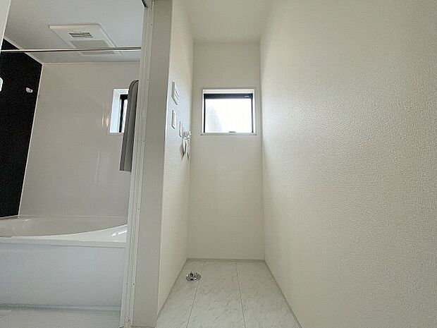 使いやすいタイプの洗面化粧台のあるランドリースペース 