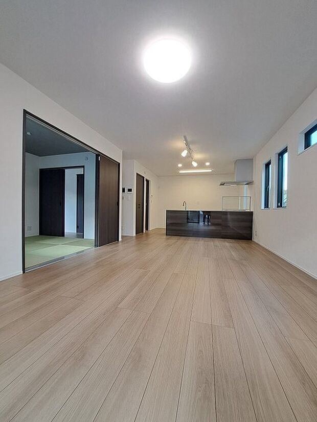 家族の集まるリビングは気持ちの良い自然光が差し込む団欒空間。室内のご見学予約も随時、受付中ですのでお気軽にお問合せください。 