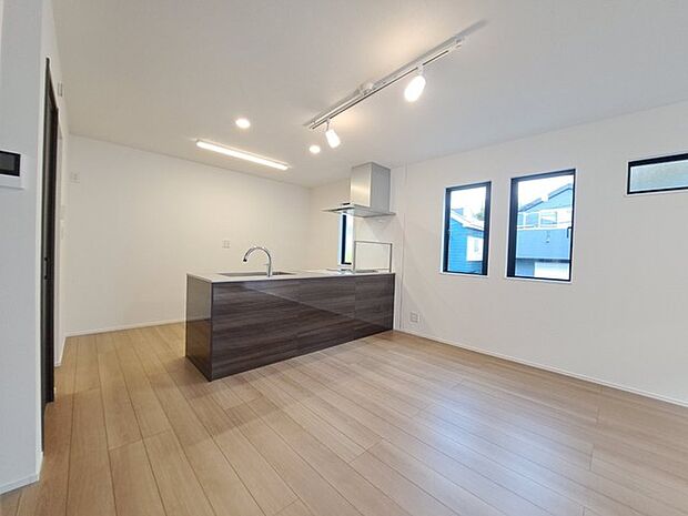 実際に室内をご見学頂くと生活のイメージが広がると思います。家具を置いたイメージや窓からの景色など。周辺で販売に出している物件も一緒にまとめてご見学頂き、比較する事もできます。