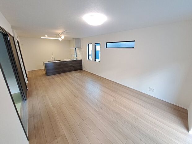 家族が一番集まる場所だから広々としつつも素敵な空間であって欲しい。みんながくつろぐリビングからキッチンまでが一つの空間のように繋がる間取り。 