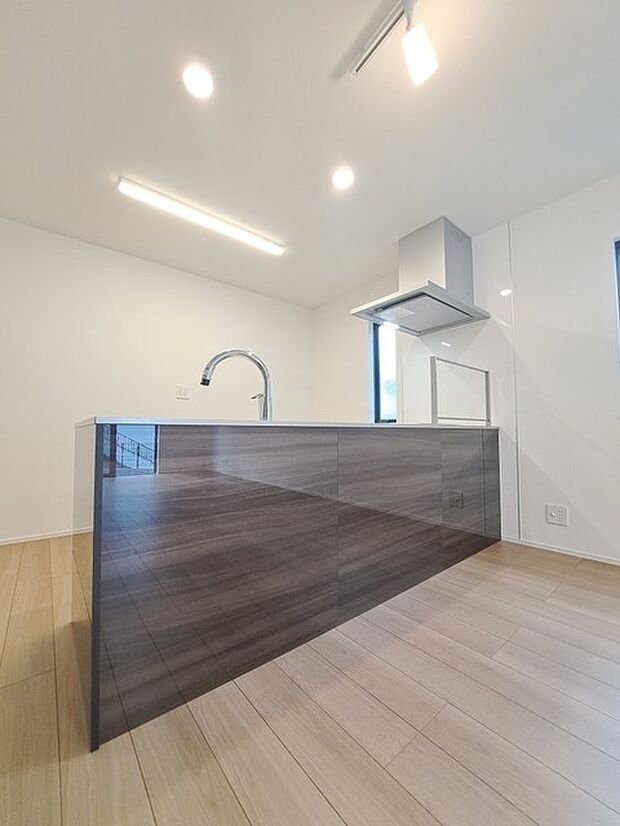 カウンターキッチンならではの開放的な見通し、全体が見渡せることでご家族の団欒スペースもより明るく笑顔が溢れる空間となります。 