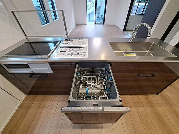 毎日の家事をサポートしてくれる食洗器も標準に装備。ちょっと嬉しい設備です 