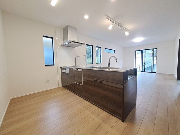 カウンターキッチンならではの開放的な見通し、全体が見渡せることでご家族の団欒スペースもより明るく笑顔が溢れる空間となります。