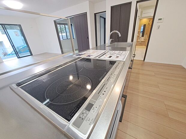 お料理をしながらリビングの家族やゲストとの会話が楽しめるカウンタータイプのキッチン。毎日のお料理を楽しく快適に。 