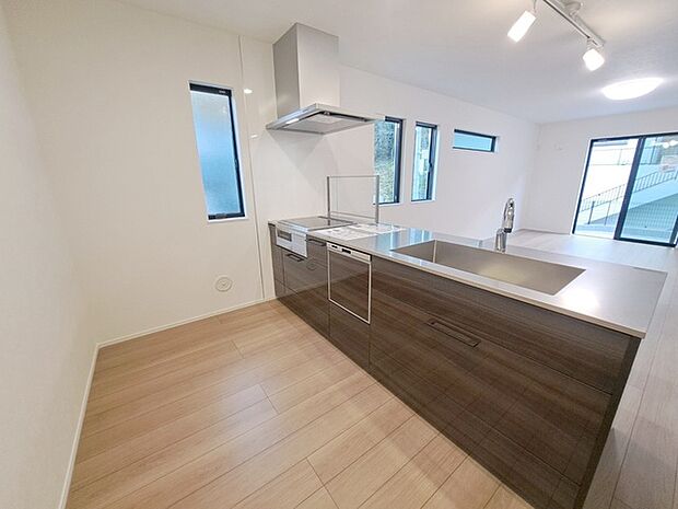 お料理をしながらリビングの家族やゲストとの会話が楽しめるカウンタータイプのキッチン。毎日のお料理を楽しく快適に。 