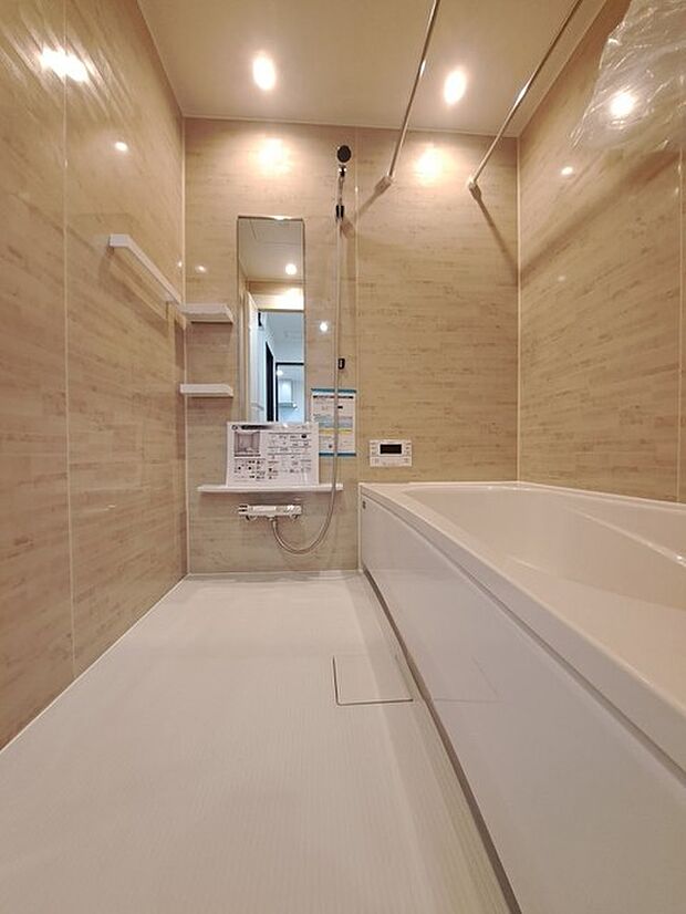 一日の疲れを癒してくれるゆったりとしたバスルームです。