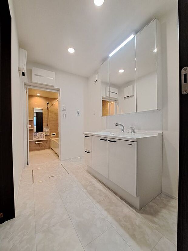 使いやすいタイプの洗面化粧台のあるランドリースペース 