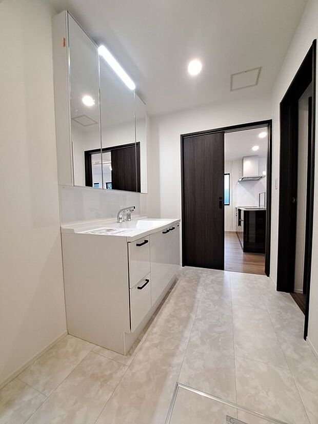 三面鏡に洗面台。 コンセントに照明機能、多機能性を備えた設備です。  