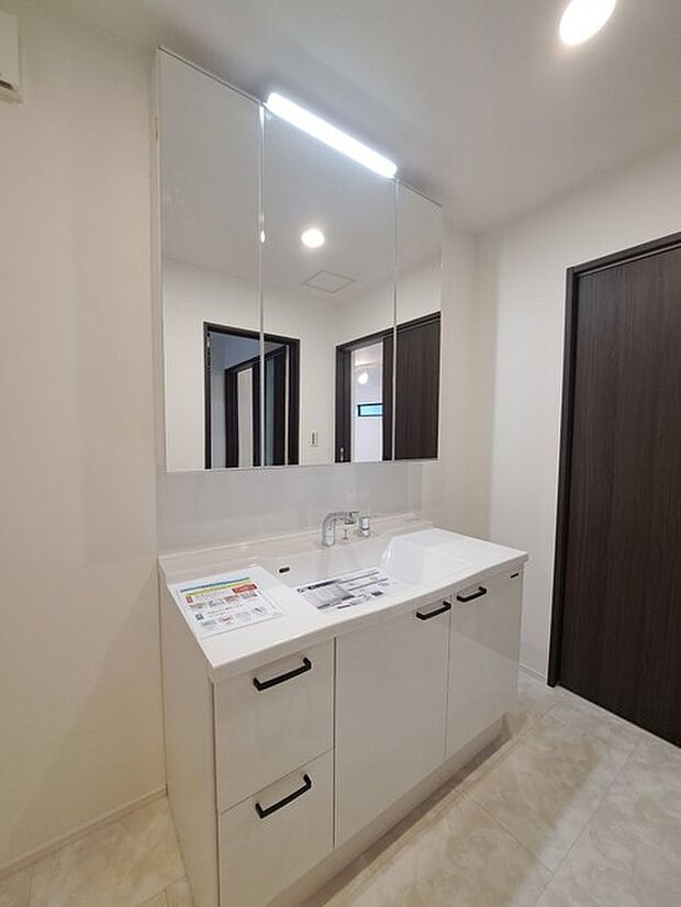 三面鏡に洗面台。 コンセントに照明機能、多機能性を備えた設備です。  