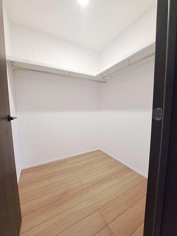 収納スペースがたっぷりと確保されたこの物件では、生活をより快適に送ることができます。