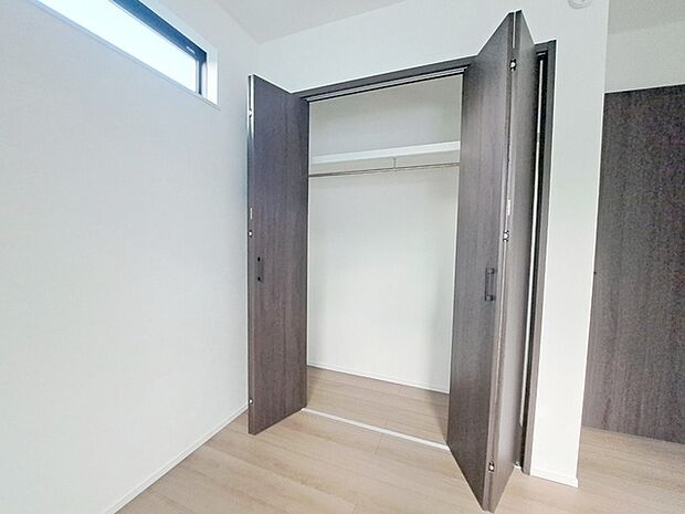 豊富な収納スペースもこの物件の特長の一つ。各所に収納が完備されており、生活をスッキリと整えることができます。