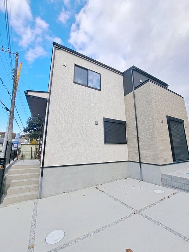 周辺の街並みの中で適度な主張、生活に溶け込むシンプルなデザインの外観が魅力の一戸建です。