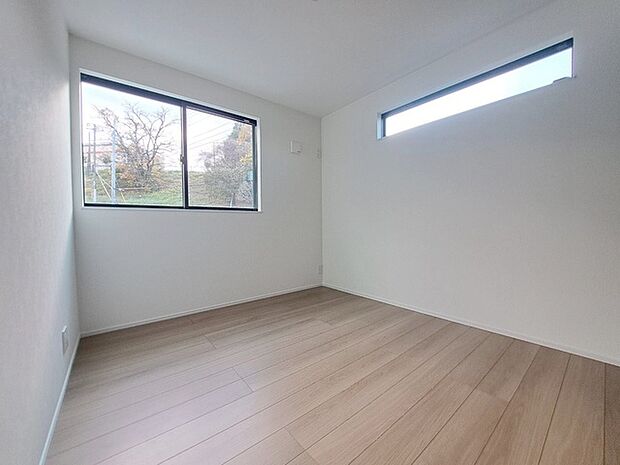 洋室はモダンなデザインと機能性を備え、快適な生活空間に。明るい窓から差し込む自然光が広々とした空間をさらに明るく開放的に感じさせます。