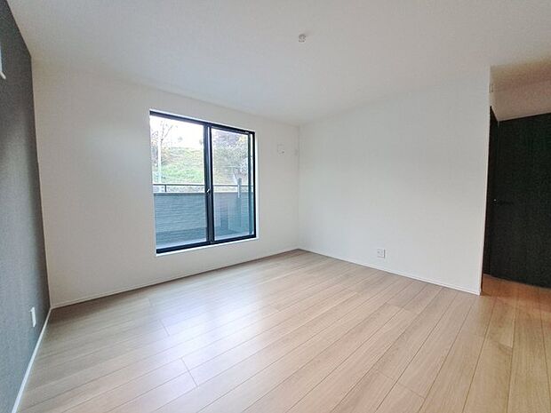 スタイリッシュなデザインと快適な居住性を兼ね備えた洋室。広々とした空間は、自分らしいインテリアを楽しむことができるほか、リラックスした時間を過ごすことができそうです。