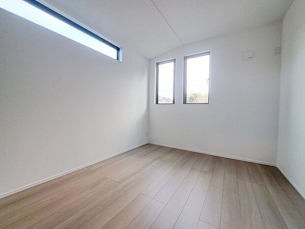 スマートなデザインと賢い収納が生活を快適にします。広々とした雰囲気を演出する工夫が施され、生活空間の魅力を引き出します。