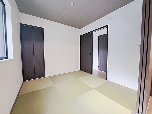 畳の香りと柔らかな光がリラックスした空間を作ります。 