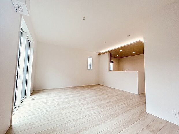 実際に室内をご見学頂くと生活のイメージが広がると思います。家具を置いたイメージや窓からの景色など。周辺で販売に出している物件も一緒にまとめてご見学頂き、比較する事もできます。