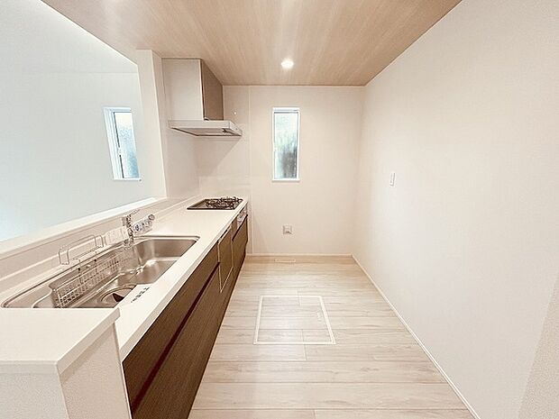 キッチンコンロスペースの近くには、空気の入れ替えが可能な開口部を設置!! お料理をする際には、換気扇を回しながら匂いが籠らない様に開放してお料理もお楽しみ頂けます。