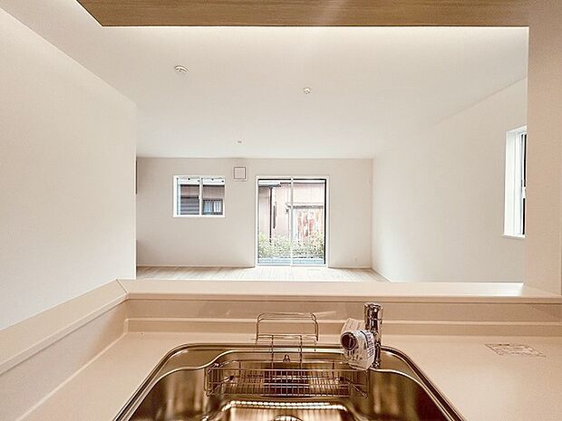 お料理をしながらリビングの家族やゲストとの会話が楽しめるカウンタータイプのキッチン。毎日のお料理を楽しく快適に。