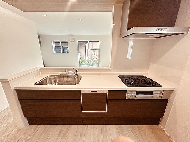 お料理をしながらリビングの家族やゲストとの会話が楽しめるカウンタータイプのキッチン。毎日のお料理を楽しく快適に。