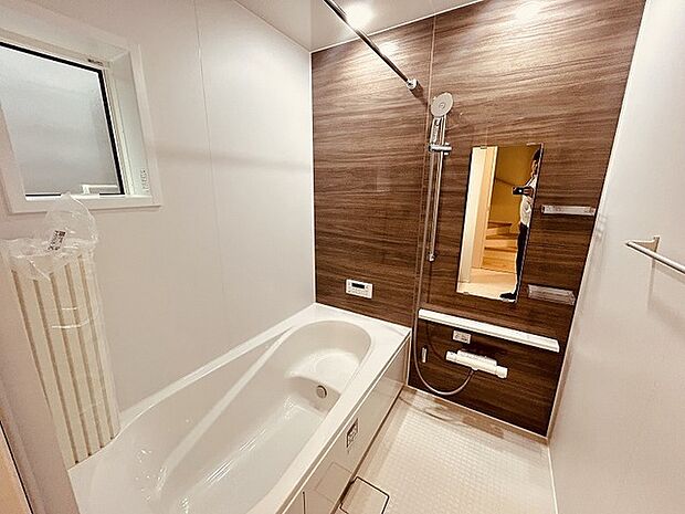 一日の疲れを癒してくれるゆったりとしたバスルームです。 