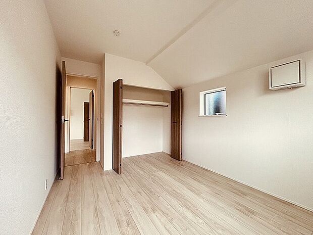 豊富な収納スペースもこの物件の特長の一つ。各所に収納が完備されており、生活をスッキリと整えることができます。 