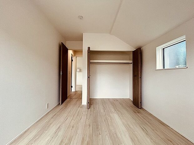 スタイリッシュなデザインと快適な居住性を兼ね備えた洋室。広々とした空間は、自分らしいインテリアを楽しむことができるほか、リラックスした時間を過ごすことができそうです。