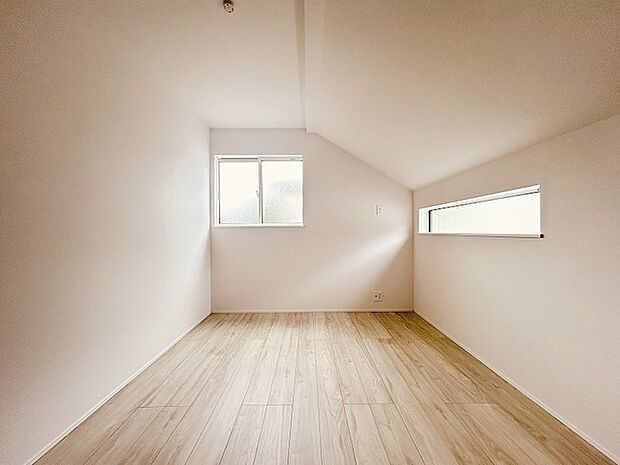 勾配天井の2階のお部屋。この勾配の角度がお洒落な雰囲気を感じさせてくれます。 