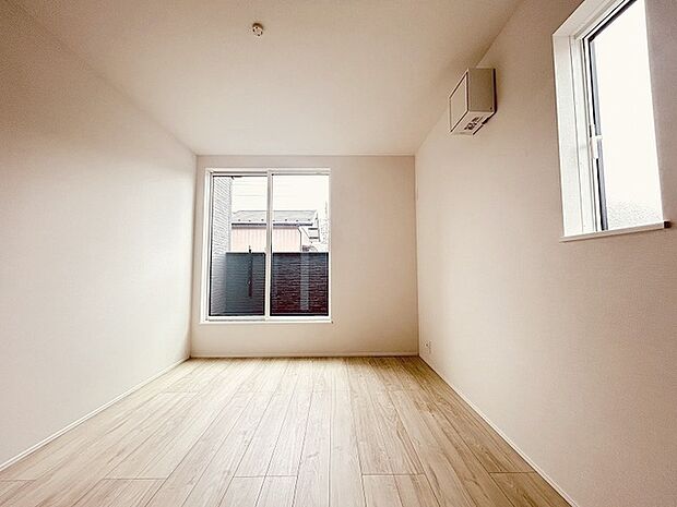 洋室はモダンなデザインと機能性を備え、快適な生活空間に。明るい窓から差し込む自然光が広々とした空間をさらに明るく開放的に感じさせます。